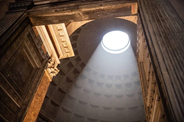 Tiro Baixo Ângulo Tirar Fôlego Interior Roma Panteão Com Raio — Fotografia de Stock