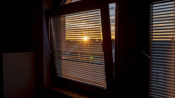 Die Untergehende Sonne Hinter Dem Fenster Mit Jalousien — Stockfoto
