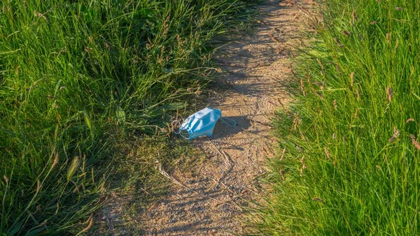 Angle Élevé Masque Bleu Jeté Sur Chemin Étroit Dans Domaine — Photo