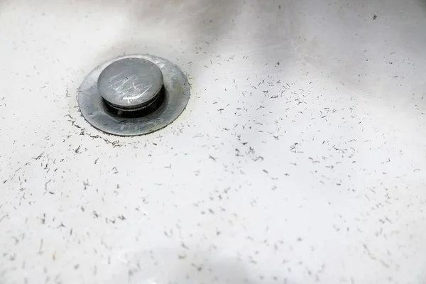 Primer Plano Alto Ángulo Una Corriente Agua Corriente Fregadero Blanco — Foto de Stock