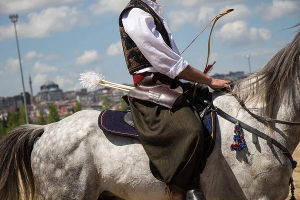 Человек Традиционной Одежде Верхом Лошади Дневное Время — стоковое фото