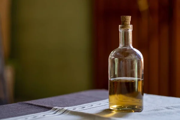 Disparo Whisky Una Botella Vidrio Una Mesa Cubierta Con Tejido —  Fotos de Stock