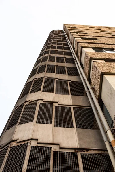 Disparo Ángulo Bajo Del Exterior Del Edificio Moderno Bajo Cielo — Foto de Stock