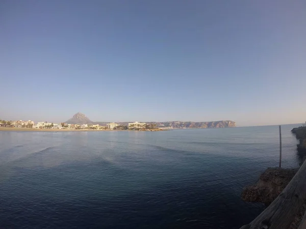 Das Schöne Meer Eine Stadt Und Die Klippen Hintergrund Einem — Stockfoto