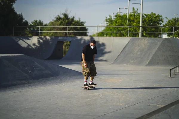 Mladý Muž Dělá Různé Triky Skateboardem Parku Maskou Lékařské Tváře — Stock fotografie