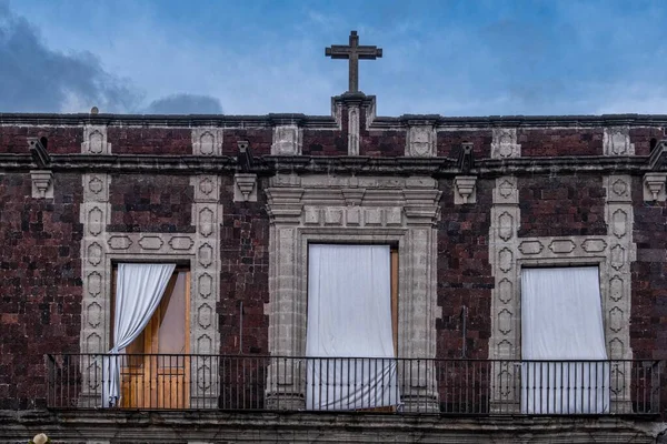 Tiro Ângulo Baixo Fachada Edifício Antigo Com Uma Cruz Topo — Fotografia de Stock