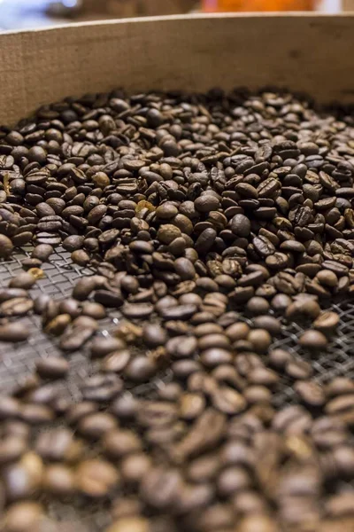 Zbliżenie Świeżo Palonych Ziaren Kawy — Zdjęcie stockowe