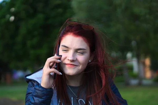 Parkta Telefonla Konuşan Kızıl Saçlı Bir Kadının Portresi — Stok fotoğraf