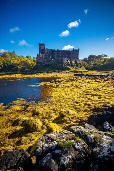 Plano Vertical Del Castillo Dunvegan Isla Skye Escocia Con Cielo —  Fotos de Stock