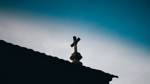 Niski Kąt Zbliżenie Strzał Krzyża Dachu Budynku Pod Błękitnym Niebem — Zdjęcie stockowe