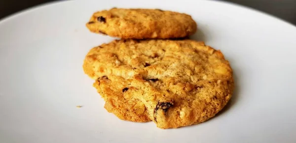 Een Close Shot Van Twee Vanille Koekjes Met Nootjes Een — Stockfoto