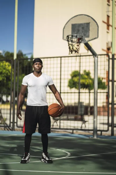 Vertical Shot African American Male White Shirt Standing Basketball Court — Stock Photo, Image