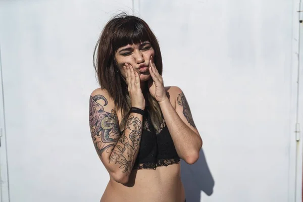 Ung Attraktiv Vit Kvinna Med Tatueringar Som Står Mot Vit — Stockfoto
