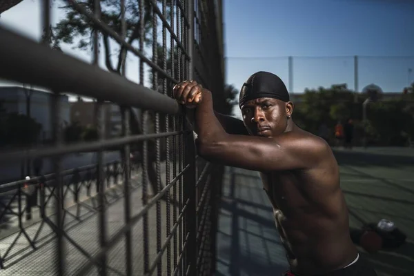 Plano Superficial Hombre Afroamericano Semidesnudo Apoyado Valla Cancha Baloncesto — Foto de Stock