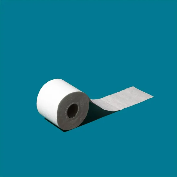 Detailní Záběr Role Toaletního Papíru Modrém Pozadí — Stock fotografie