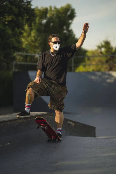 Jovem Homem Caminhando Parque Com Skate Usando Uma Máscara Facial — Fotografia de Stock