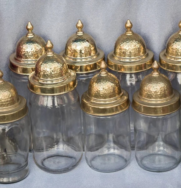 金の装飾カバーを持つガラス瓶のクローズアップショット — ストック写真