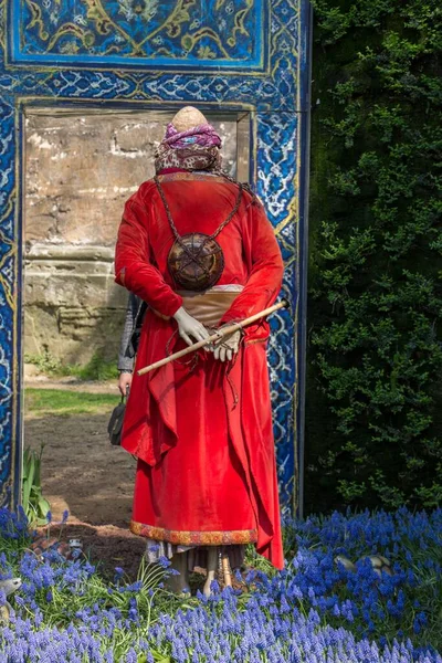 在欧洲土耳其古尔哈奈公园 一个穿着传统服装的人的纵向照片 — 图库照片