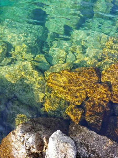 Een Verticaal Schot Van Grote Stenen Onder Een Kristalhelder Water — Stockfoto