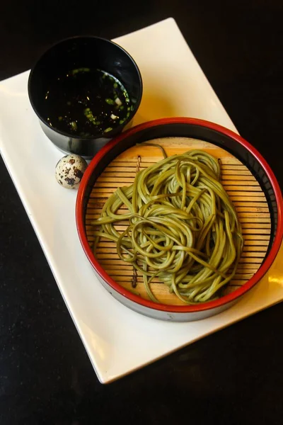 Some Green Noodles Black Bowl Quail Egg Souse White Tray — Stock Photo, Image