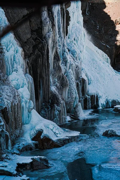 冬の凍てつく滝 — ストック写真