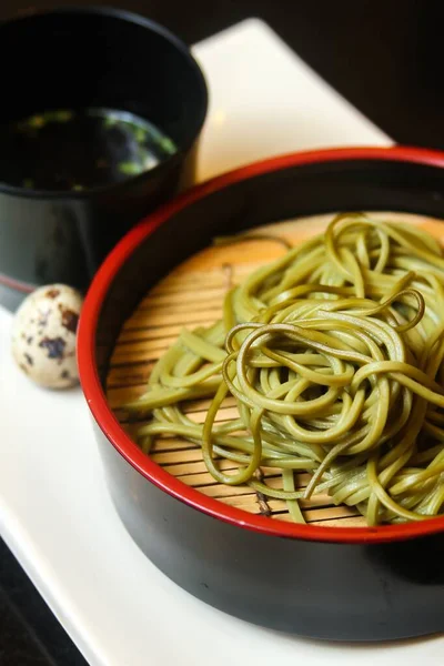 Wat Groene Noedels Een Zwarte Kom Met Kwartelei Souse Een — Stockfoto