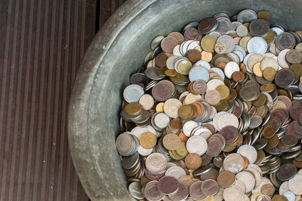 テーブルの上の鍋にトルコのコイン — ストック写真
