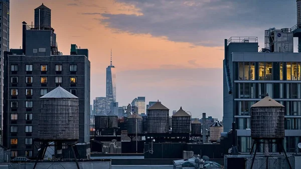 Manhattan Günbatımında Büyüleyici Bir Çatı Manzarası — Stok fotoğraf