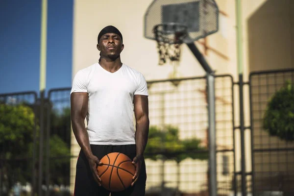 Egy Fehér Inges Afroamerikai Férfi Sekélyes Fókusza Áll Kosárlabdapályán Miközben — Stock Fotó