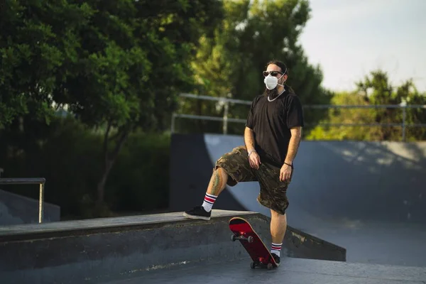 Mladý Muž Procházející Parku Skateboardem Maskou Lékařské Tváře Covid Koncept — Stock fotografie