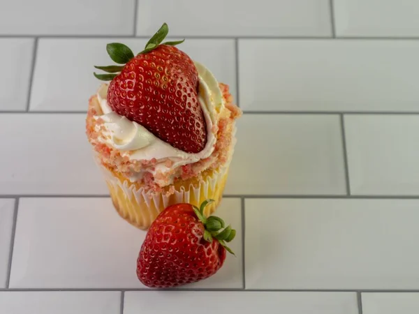 Tiro Close Cupcake Com Uma Cereja Morangos Frescos Cima Com — Fotografia de Stock