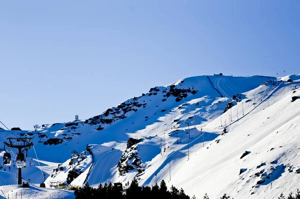 Een Luchtfoto Van Een Skigebied Met Kabelbaan Bedekt Met Sneeuw — Stockfoto