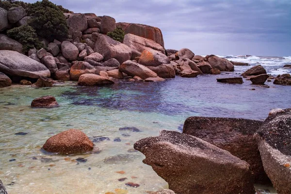 Uma Visão Pedras Grandes Uma Costa Com Céu Cinza Fundo — Fotografia de Stock