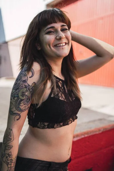 Una Giovane Attraente Femmina Caucasica Con Tatuaggi Piedi Vicino Scale — Foto Stock