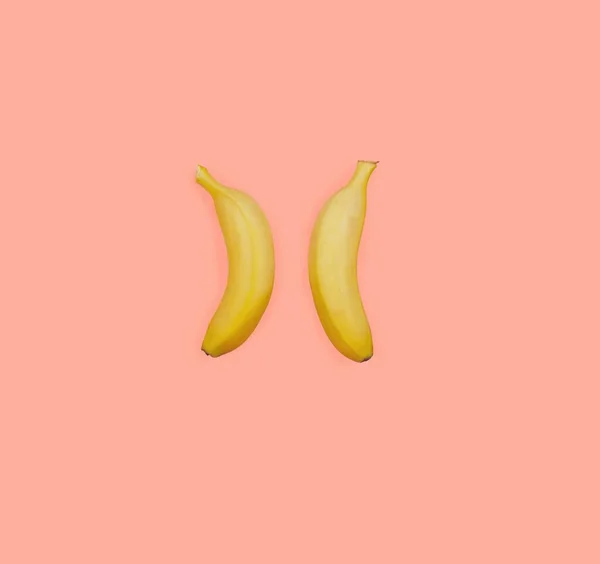 Close Duas Bananas Lado Outro Fundo Rosa — Fotografia de Stock