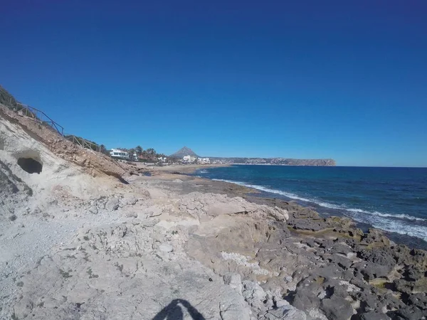 Der Wunderschöne Strand Meer Mit Klippen Hintergrund Aufgenommen Einem Warmen — Stockfoto