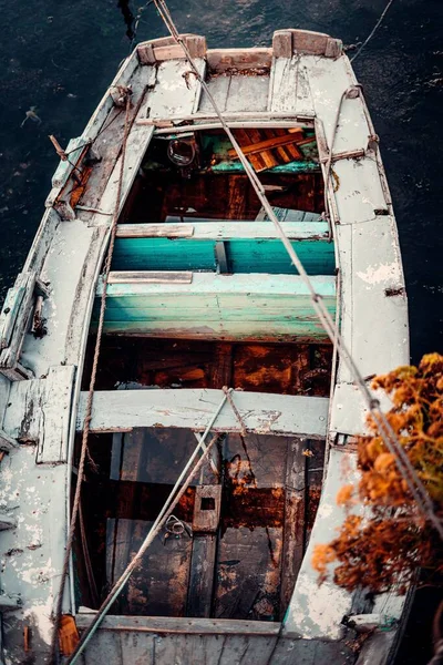 Высокоугольный Снимок Старой Белой Лодки Воде — стоковое фото