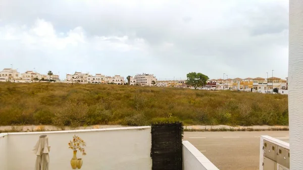 Een Uitzicht Een Veld Stedelijke Gebieden Spanje Onder Bewolkte Hemel — Stockfoto