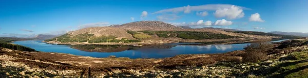 Panoramic Shot Mountain Reflected Lake Blue Sky Background — Stock Photo, Image