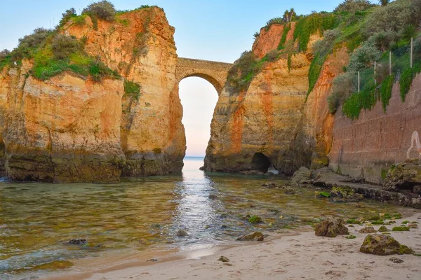 Piękny Łuk Między Olbrzymimi Klifami Praia Batata Portugalia — Zdjęcie stockowe