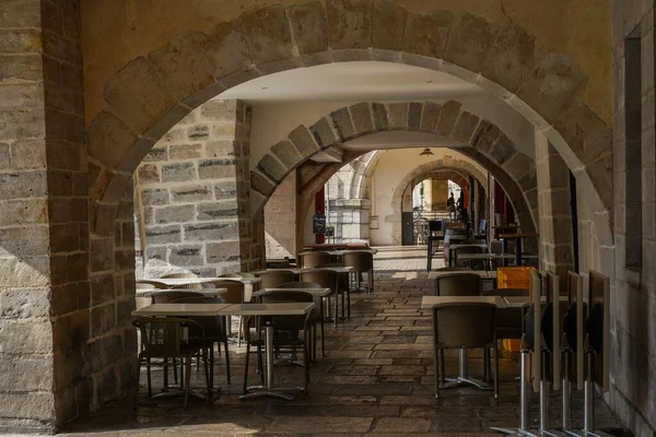 Горизонтальный Снимок Пустого Кафе Некоторыми Арками Байонне Франция — стоковое фото