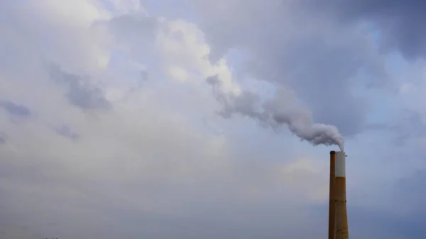 一个有气有烟的工业烟囱 空气污染 — 图库照片