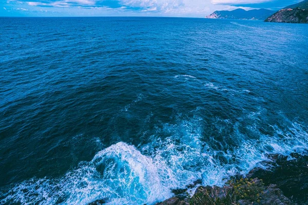 Água Mar Turquesa Brilhante Com Ondas Selvagens Espuma — Fotografia de Stock