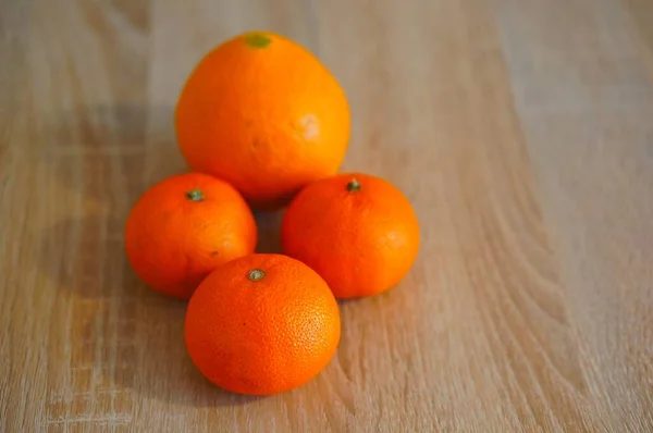 Крупный План Апельсинов Деревянной Поверхности — стоковое фото