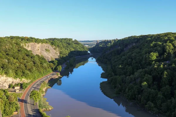 Strzał Pod Wysokim Kątem Rzeki Otoczonej Zielenią Avon Gorge Bristol — Zdjęcie stockowe