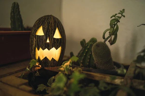 Selektivní Zaměření Melounu Děsivou Tváří Světly Stole Koncept Halloweenu — Stock fotografie