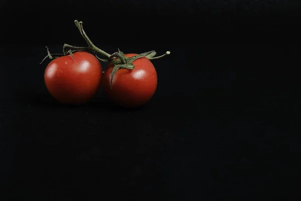 Eine Nahaufnahme Von Zwei Kirschtomaten Isoliert Auf Schwarzem Hintergrund — Stockfoto