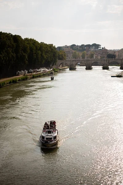 Красивый Снимок Лодки Реке Захваченной Риме Италия — стоковое фото