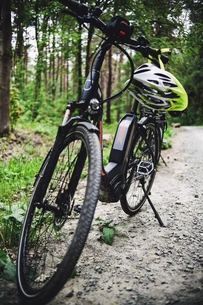 Vertikal Bild Svart Tjusig Cykel Sandig Väg Grön Bakgrund — Stockfoto