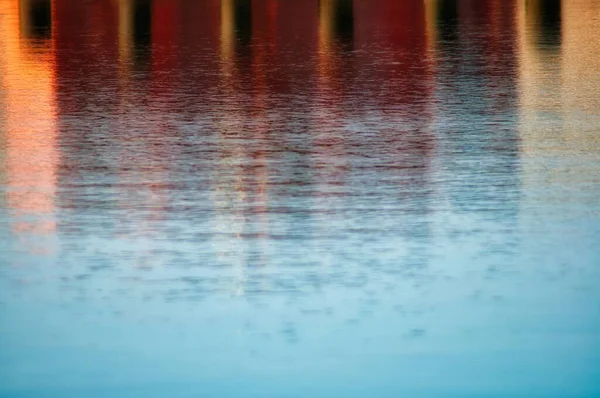 Nahaufnahme Eines Friedlichen Sees Mit Einem Spiegelbild Des Himmels — Stockfoto